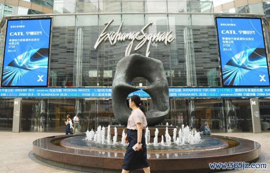 这是2025年5月20日在香港来去所外拍摄的宁德期间上市海报。新华社记者 陈铎 摄